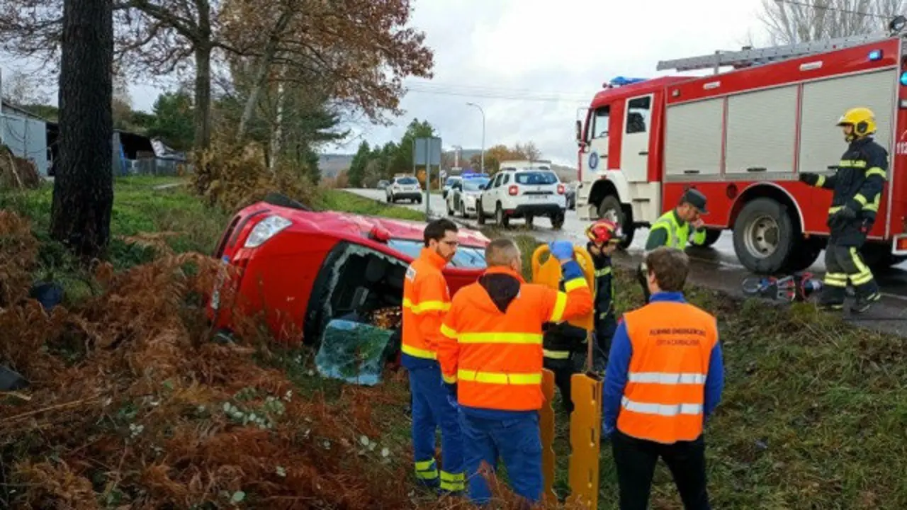 Personal de emergencias en el lugar del siniestro en Riós. TVG