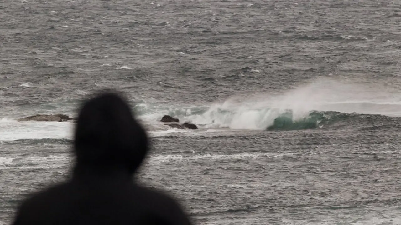 Forte vento e ondada en Rinlo. JOSÉ MARÍA ÁLVEZ