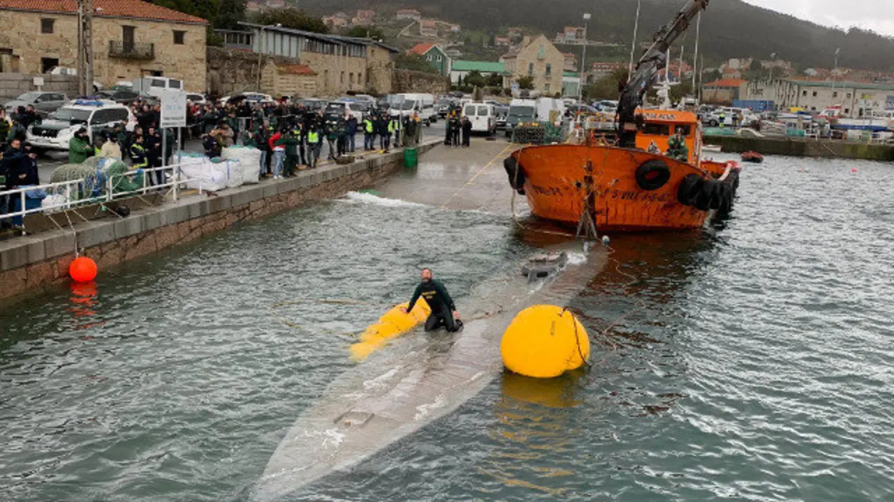 Remolque del narcosubmarino al puerto de Aldán. RAFA FARIÑA