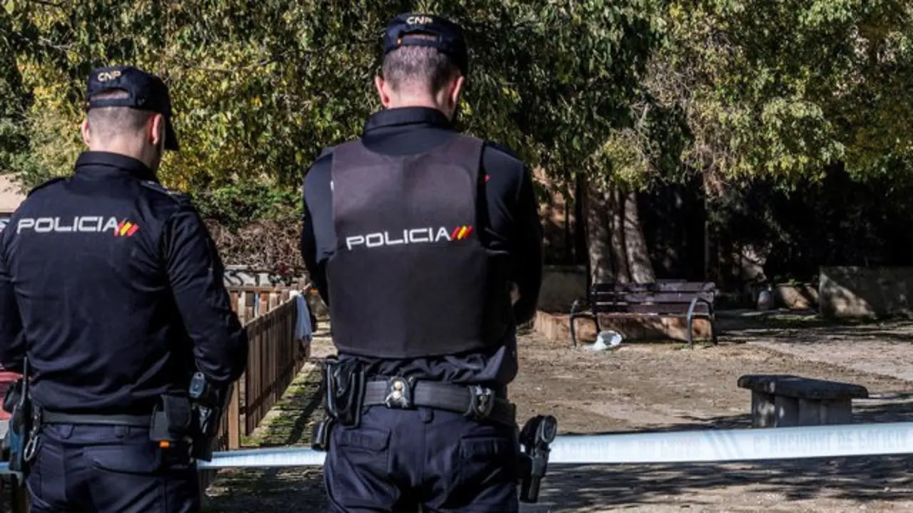Dos agentes de Policía en el escenario en el que se perpetró la agresión. CATI CALDERA (Efe)