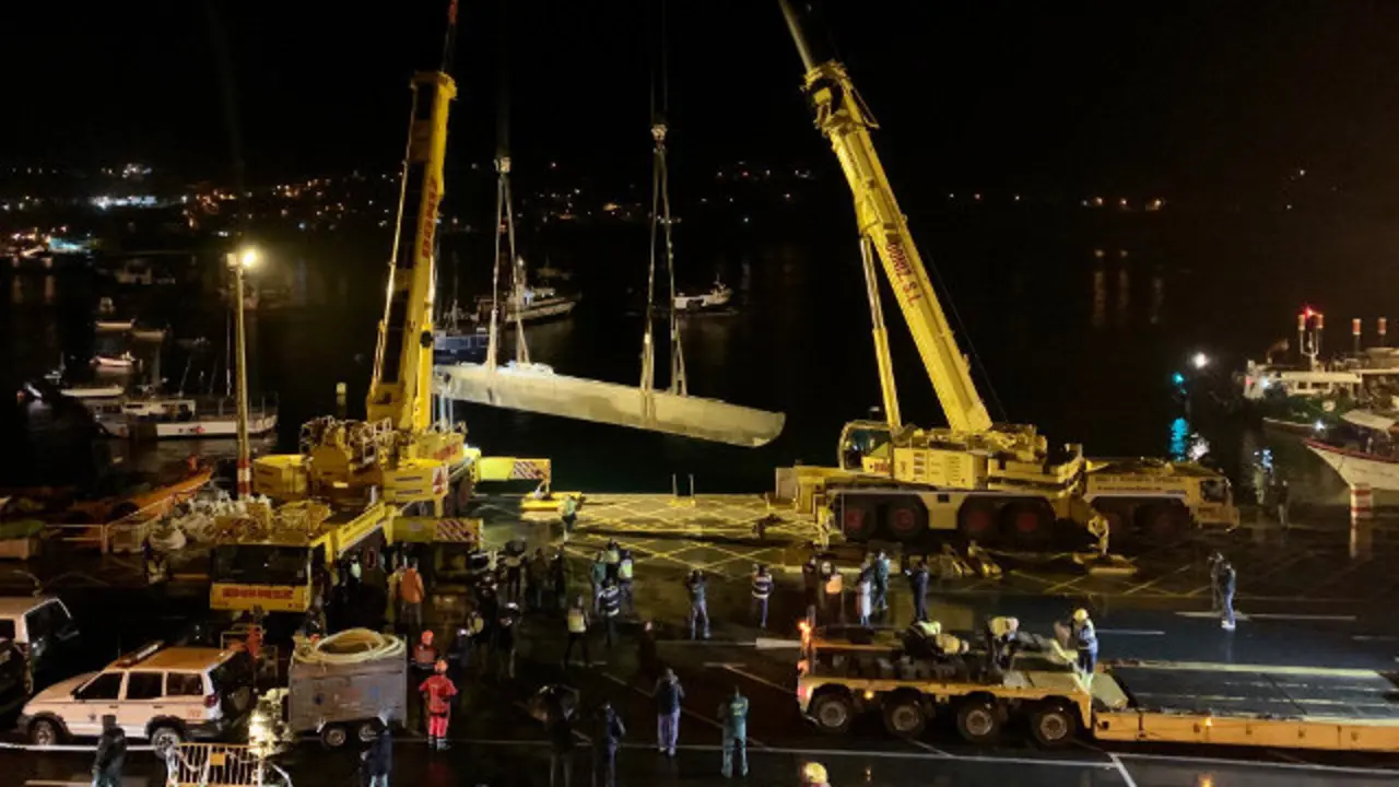 Las labores de reflotado del submarino se han complicado a lo largo de la jornada, pero finalmente se ha podido trasladar la embarcación a puerto. RAFA FARIÑA