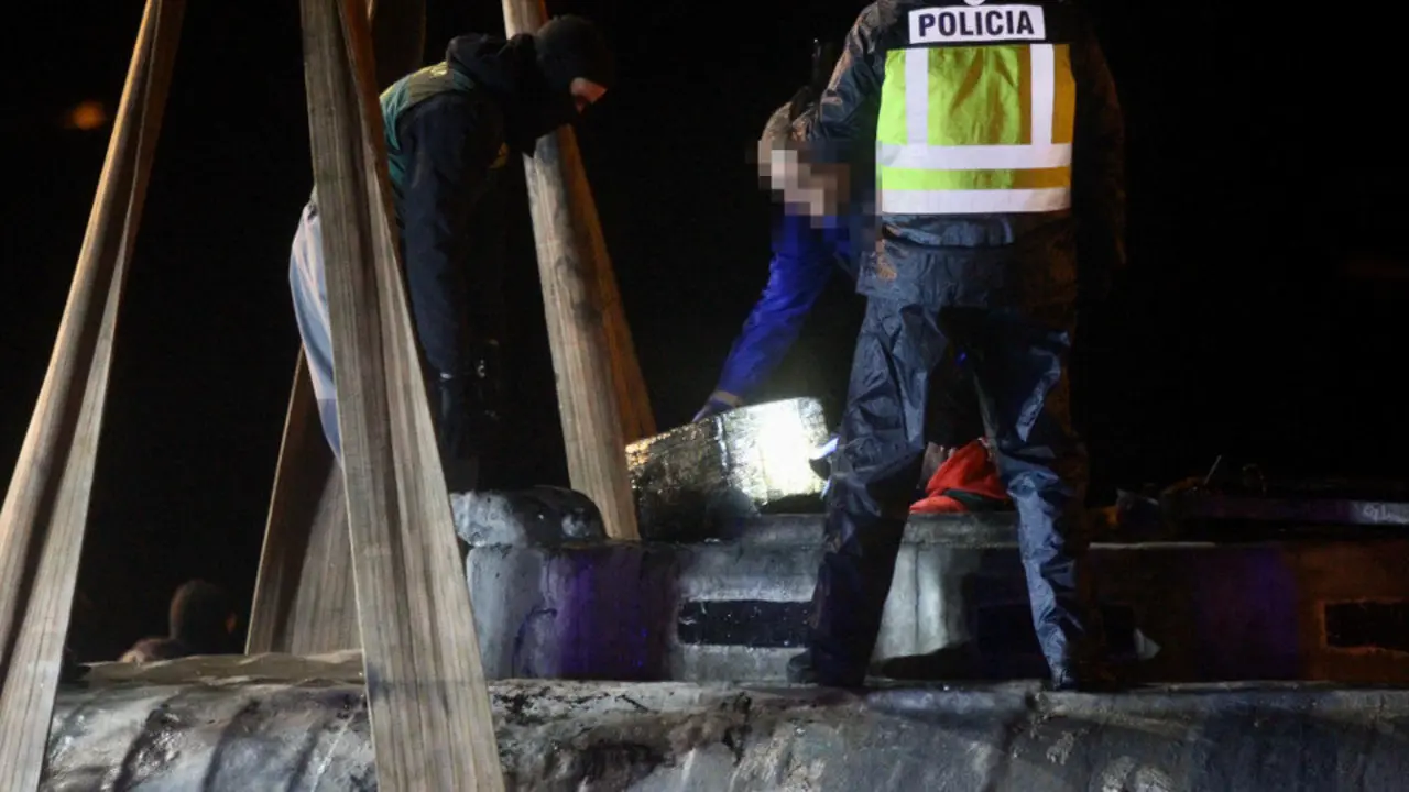 Agentes desembarcan el cargamento de cocaína del narcosubmarino RAFA FARIÑA