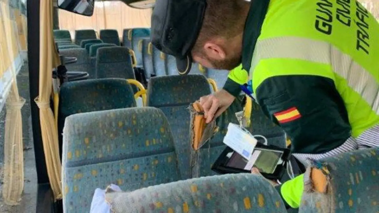 Un dos autobuses pirata que incumpría en regulamento.  GARDA CIVIL