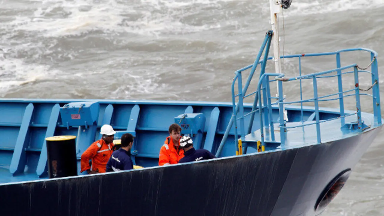 Varios técnicos, en el Blue Star. Kiko Delgado (Efe)
