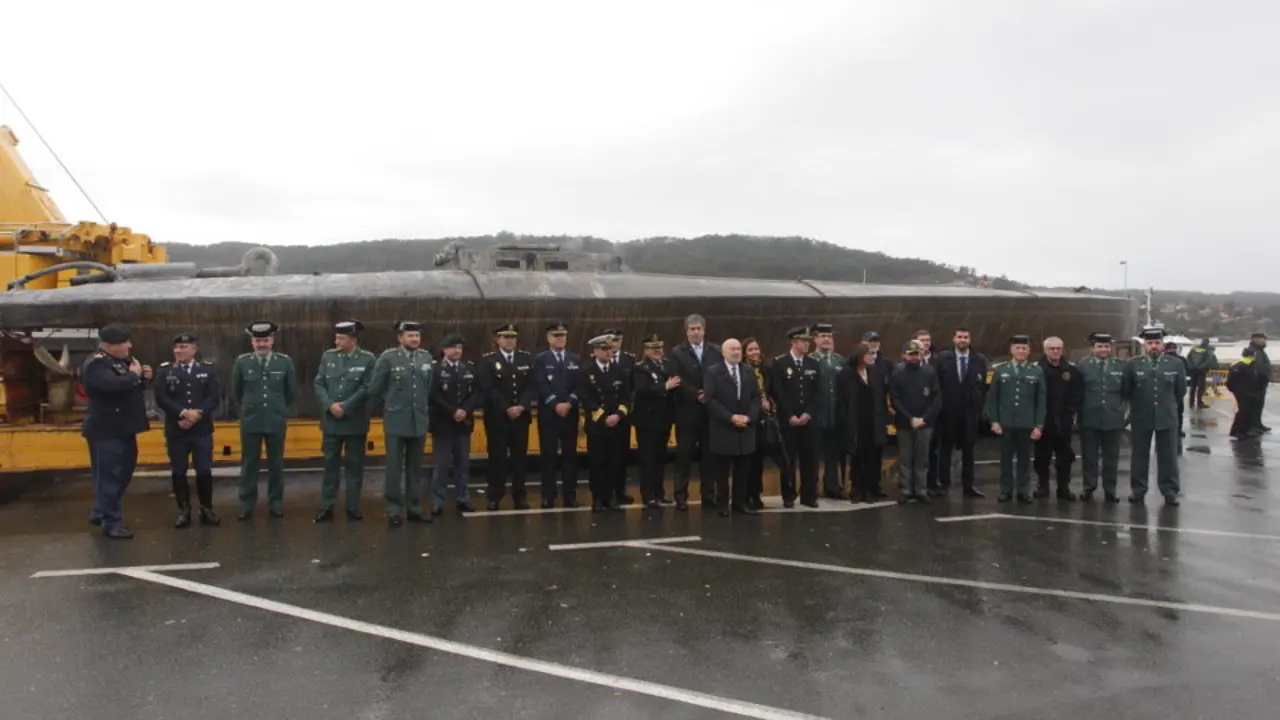 Autoridades posan con el sumergible al fondo. DAVID FREIRE