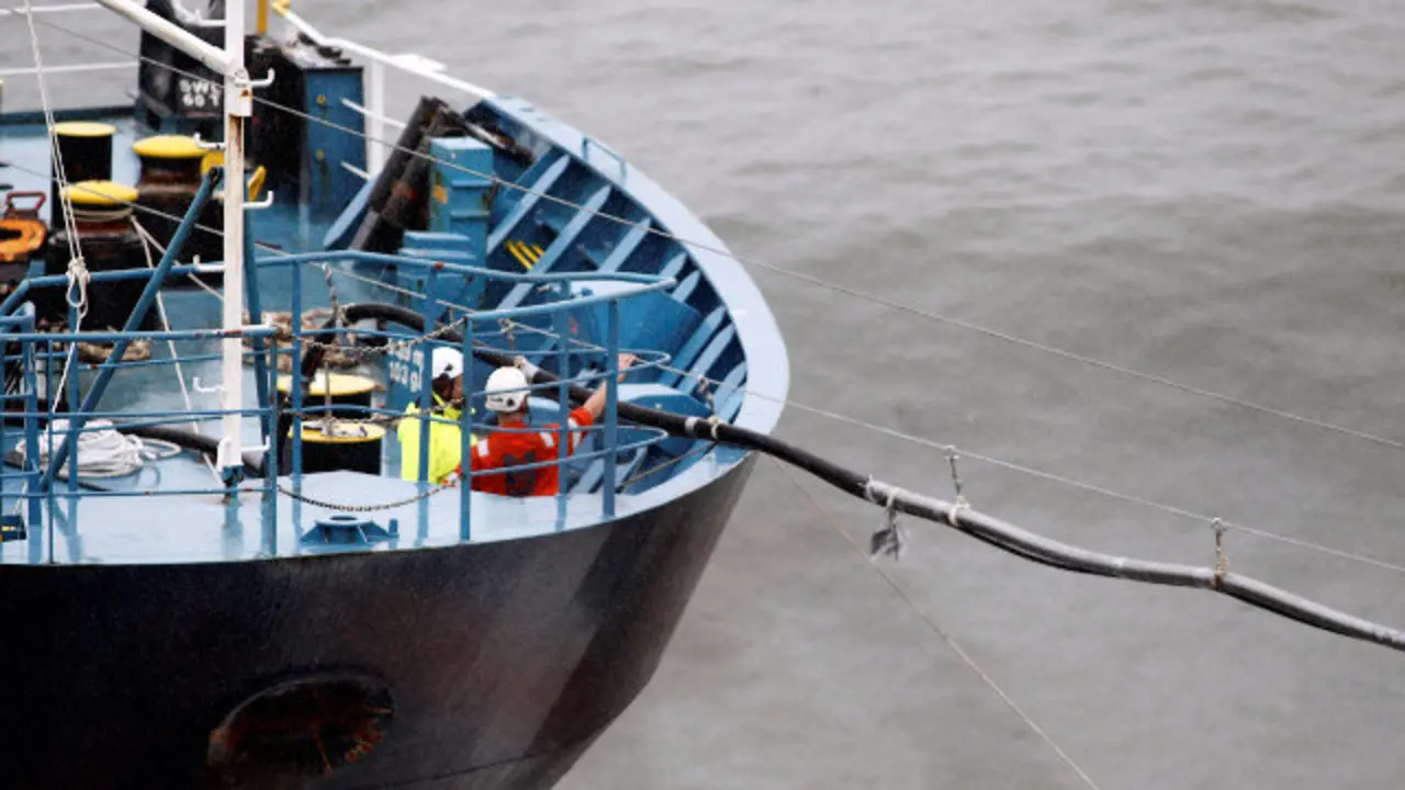 La manguera llega hasta el Blue Star. XOÁN REY (Efe)