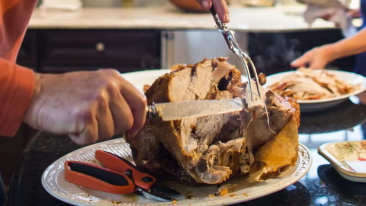 Un ciudadano americano trincha el pavo. AEP