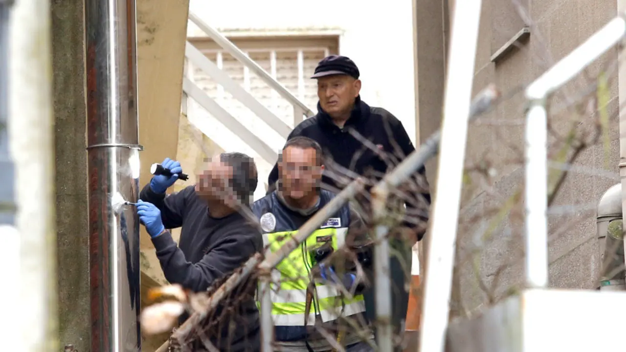 Manuel Nores, en la mañana de este viernes, junto a los agentes desplazados para la primera inspección ocular. GONZALO GARCÍA
