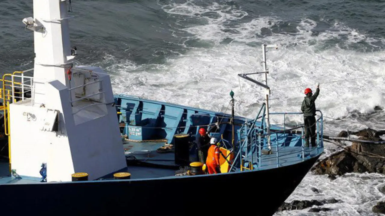 Operarios en la cubierta del Blue Star Kiko Delgado