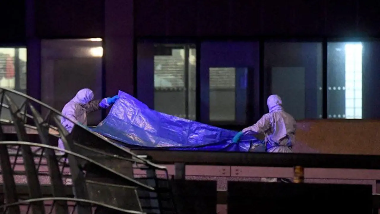 Forenses na escena do crime. EFE