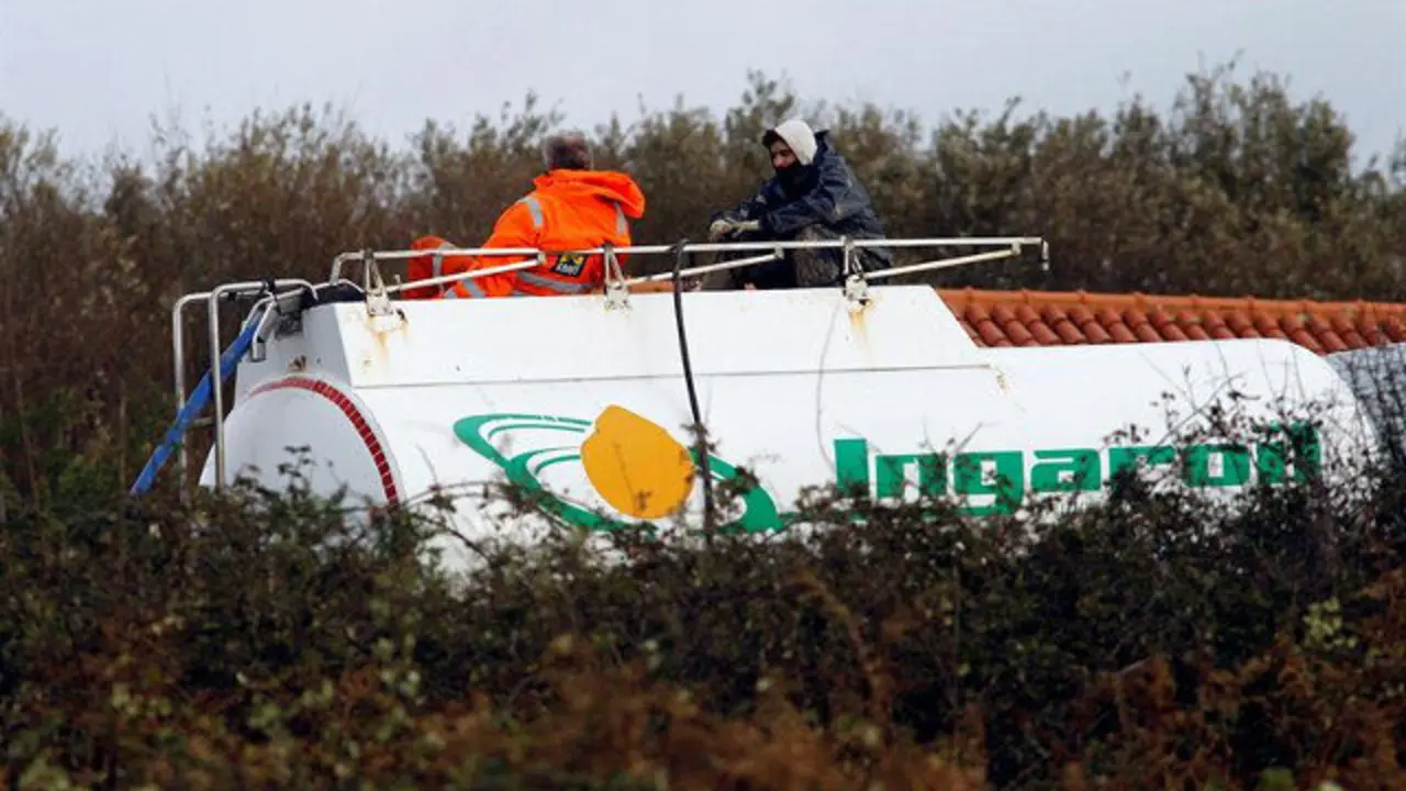 Os traballos de bombeo a terra do combustible almacenado no Blue Star comezaron este sábado. KIKO DELGADO (EFE)