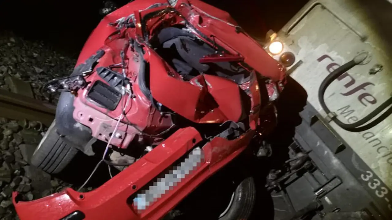 El vehículo arrasado por la locomotora. PROTECCIÓN CIVIL DE BERGONDO (2)