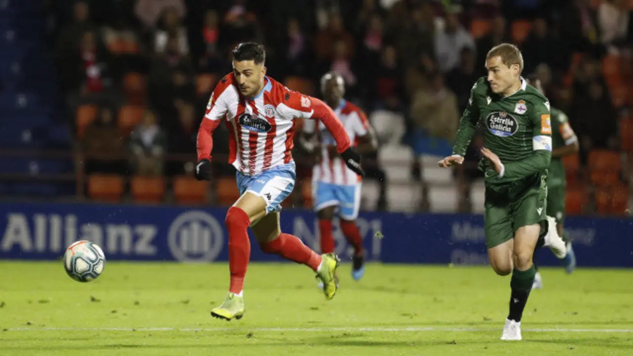 Álex Bergantiños e Cristian Herrera dispútanse un balón. SEBAS SENANDE