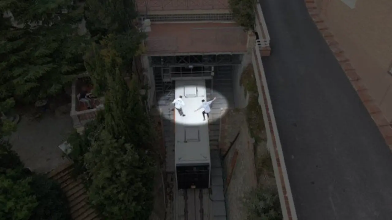 Un momento del vídeo grabado por los dos jóvenes que saltaron sobre el tren. MOSSOS