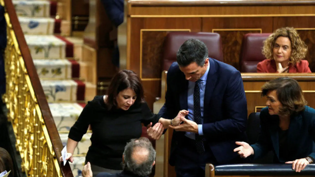 Adriana Lastra recibe ayuda para andar este martes en el Congreso. EFE