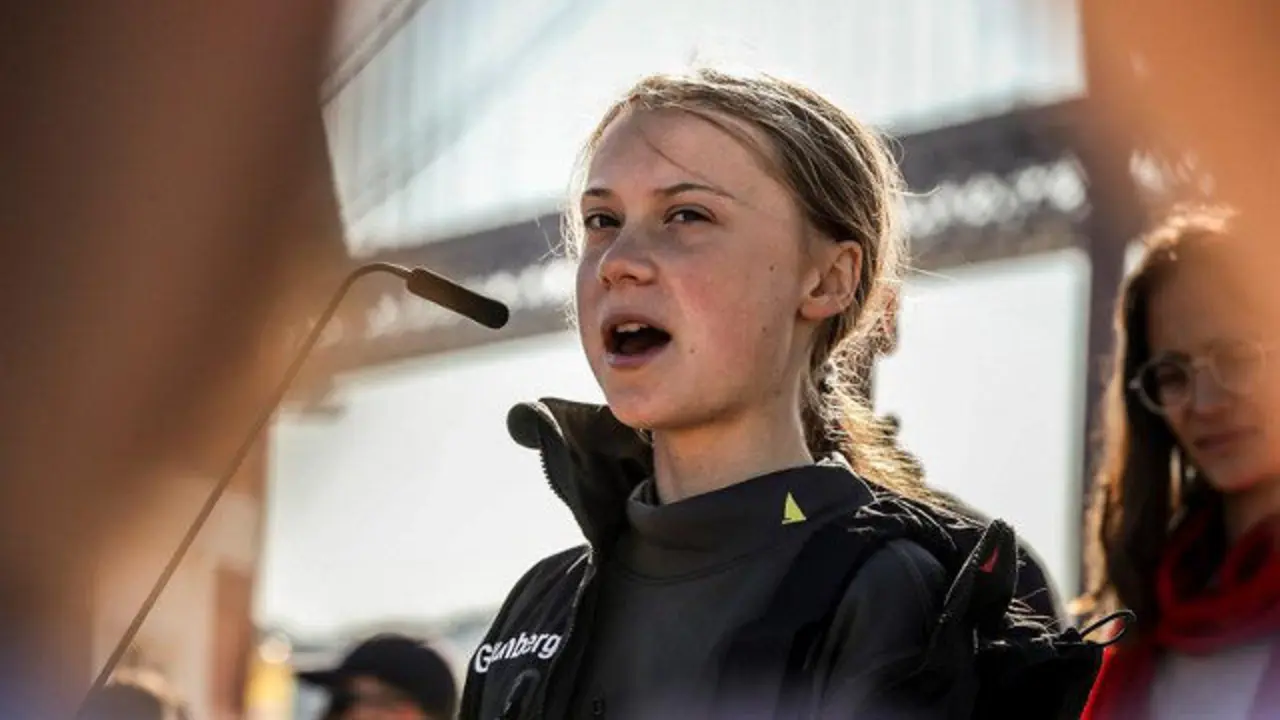 Greta Thunberg atiende a los medios en Lisboa. MANUEL DE ALMEIDA