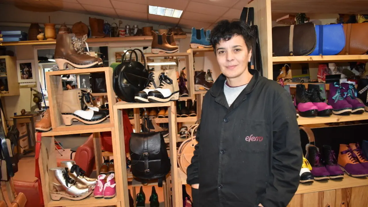 Elena Ferro no seu taller no lugar de Merza, en Vila de Cruces. PATRI FIGUEIRAS