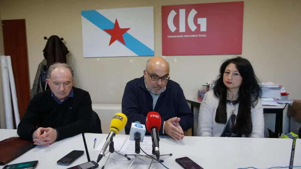 Sandra Patricia Arias, acompañada do seu avogado Alipio Santiago, e o representante de CIG-Mar, Xabier Aboi. GONZALO GARCÍA