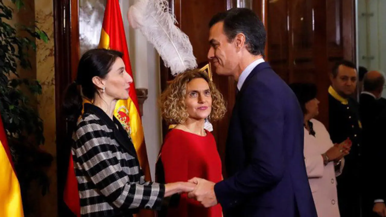 Pedro Sánchez saluda a las presidentas de Congreso y Senado, Meritxell Battet y Pilar Llop, a su llegada a las Cortes para asistir a las celebraciones del Día de la Constitución BALLESTEROS