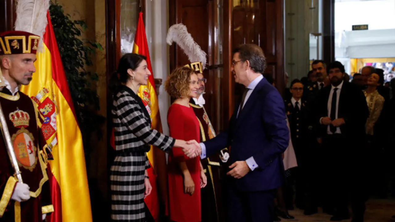 Feijóo saludando a las presidentas del Congreso y el Senado, en el acto con motivo del aniversario de la Constitución. EFE
