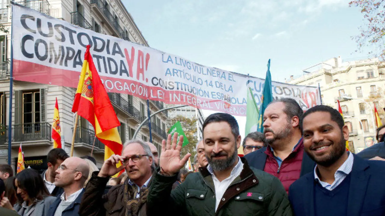 Abascal delante de la pancarta por la cual Cs rechazó participar en la manifestación. EFE