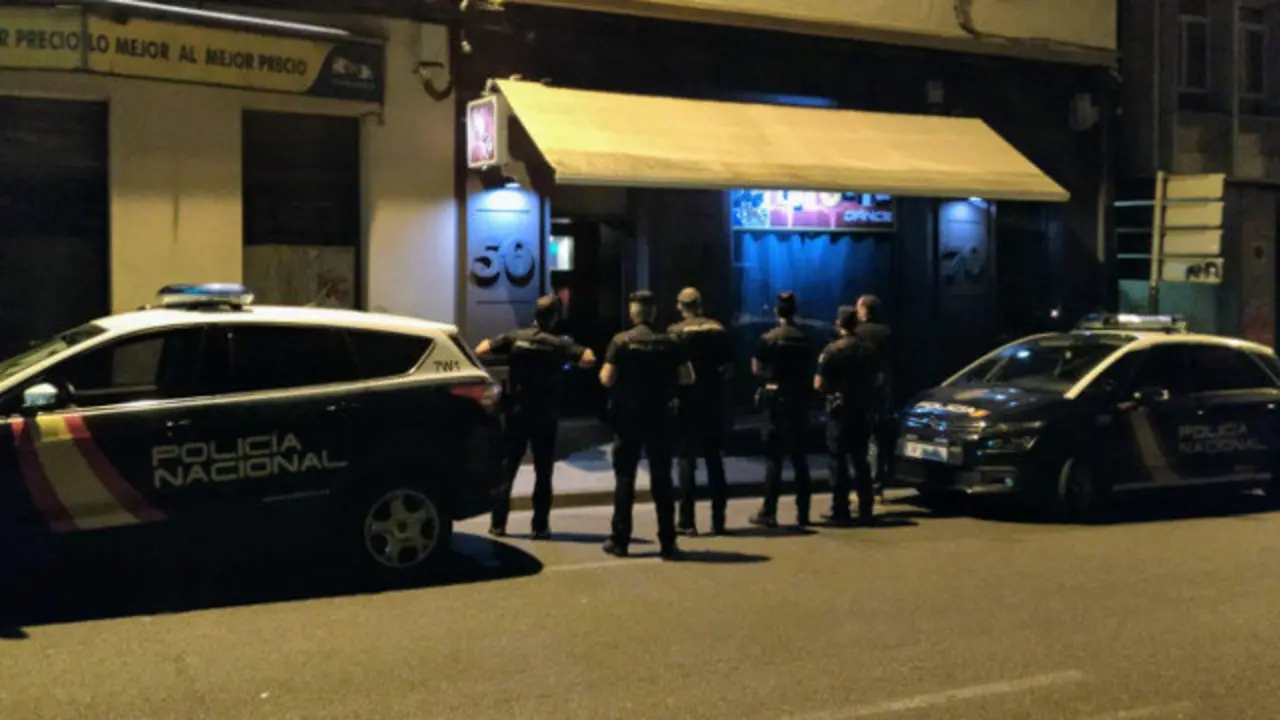 Agentes ante el local. POLICÍA NACIONAL