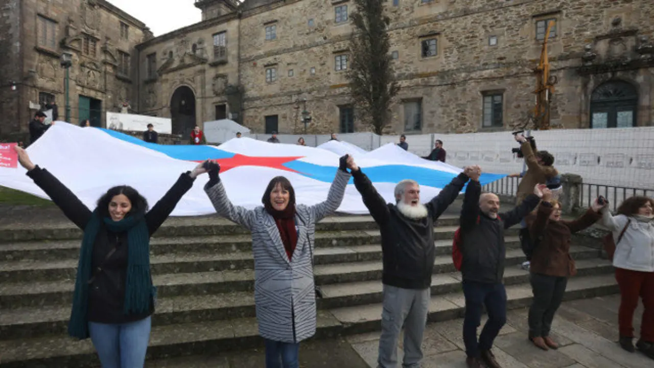 Ana Pontón, junto a otros miembros del BNG frente al Museo do Pobo Galego. XOÁN REY (EFE)