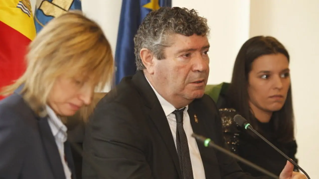 Alfredo Llano, en el pleno de investidura celebrado este sábado en Burela. JOSÉ Mª ÁLVEZ