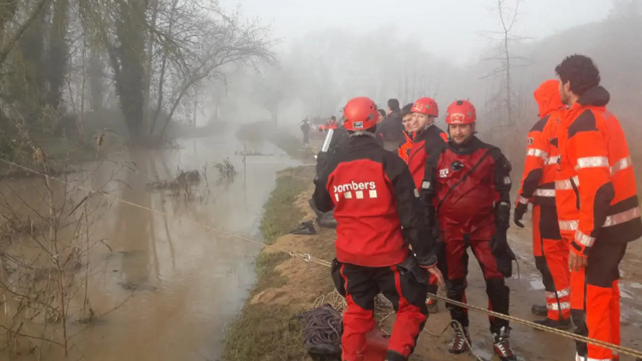 Los bomberos, junto a la acequia. BOMBERS