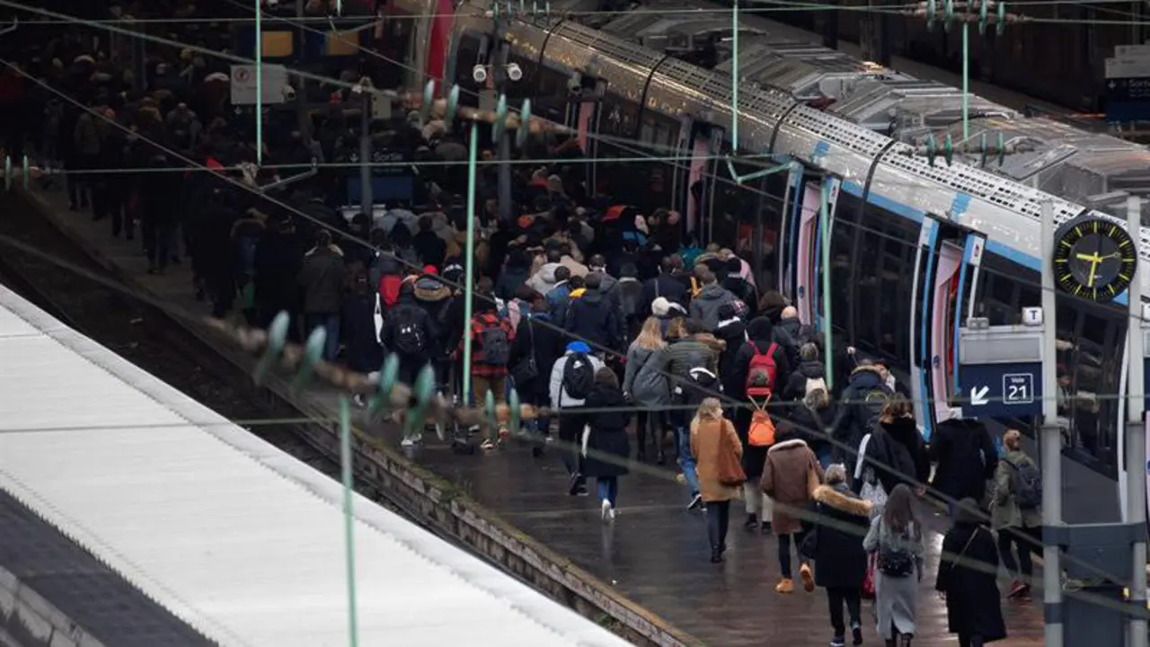 Unha das accións dos folguistas este fin de semana en París. IAN LANGSDON (EPA/EFE)