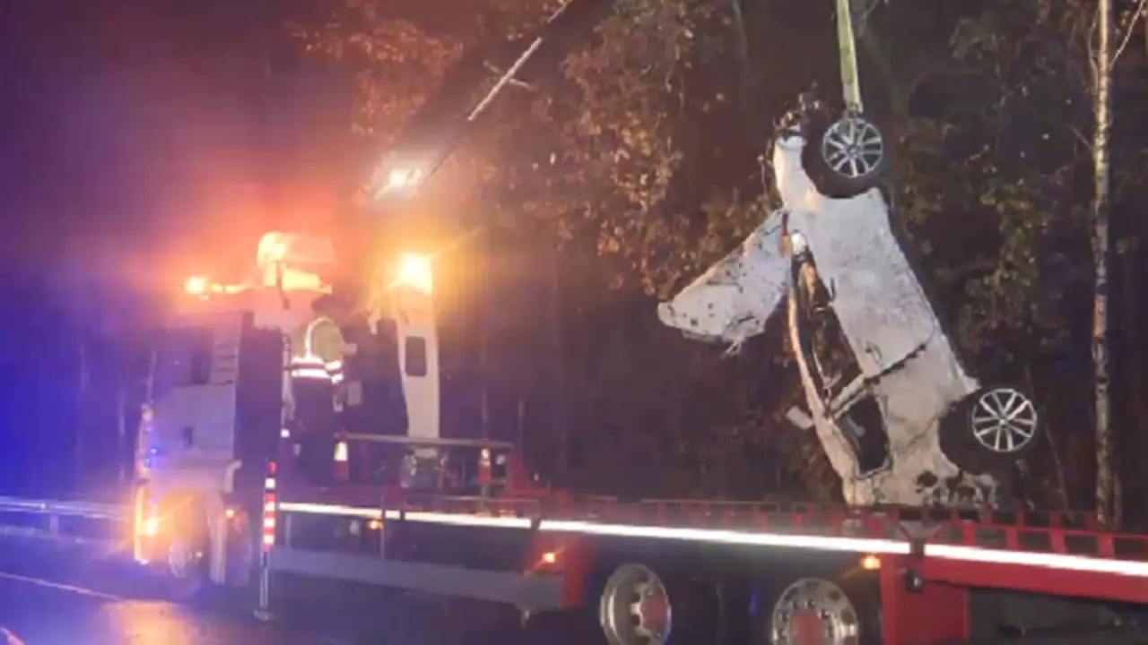 O coche accidentado sendo retirado. CRTVG