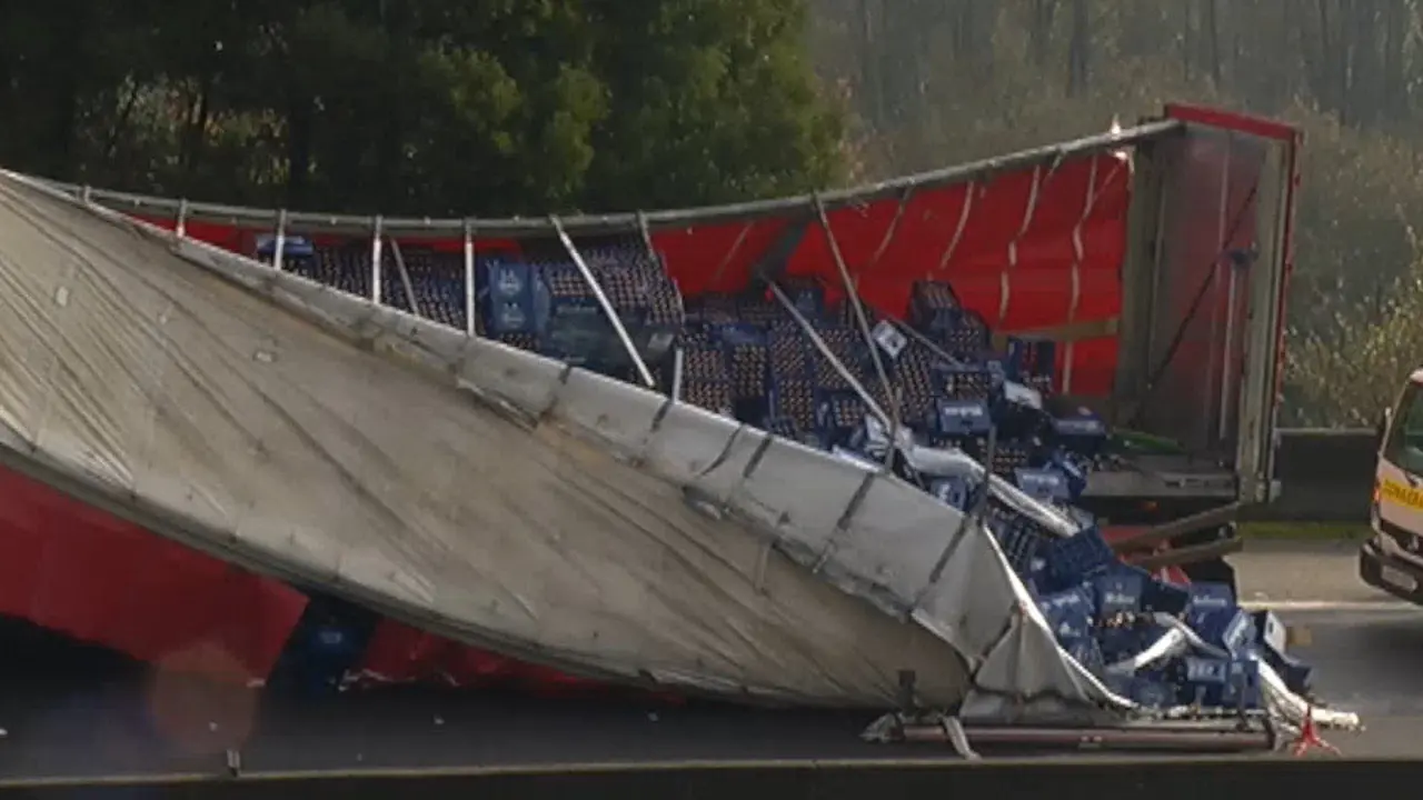 Camión de cerveza accidentado en la A-55. TVG