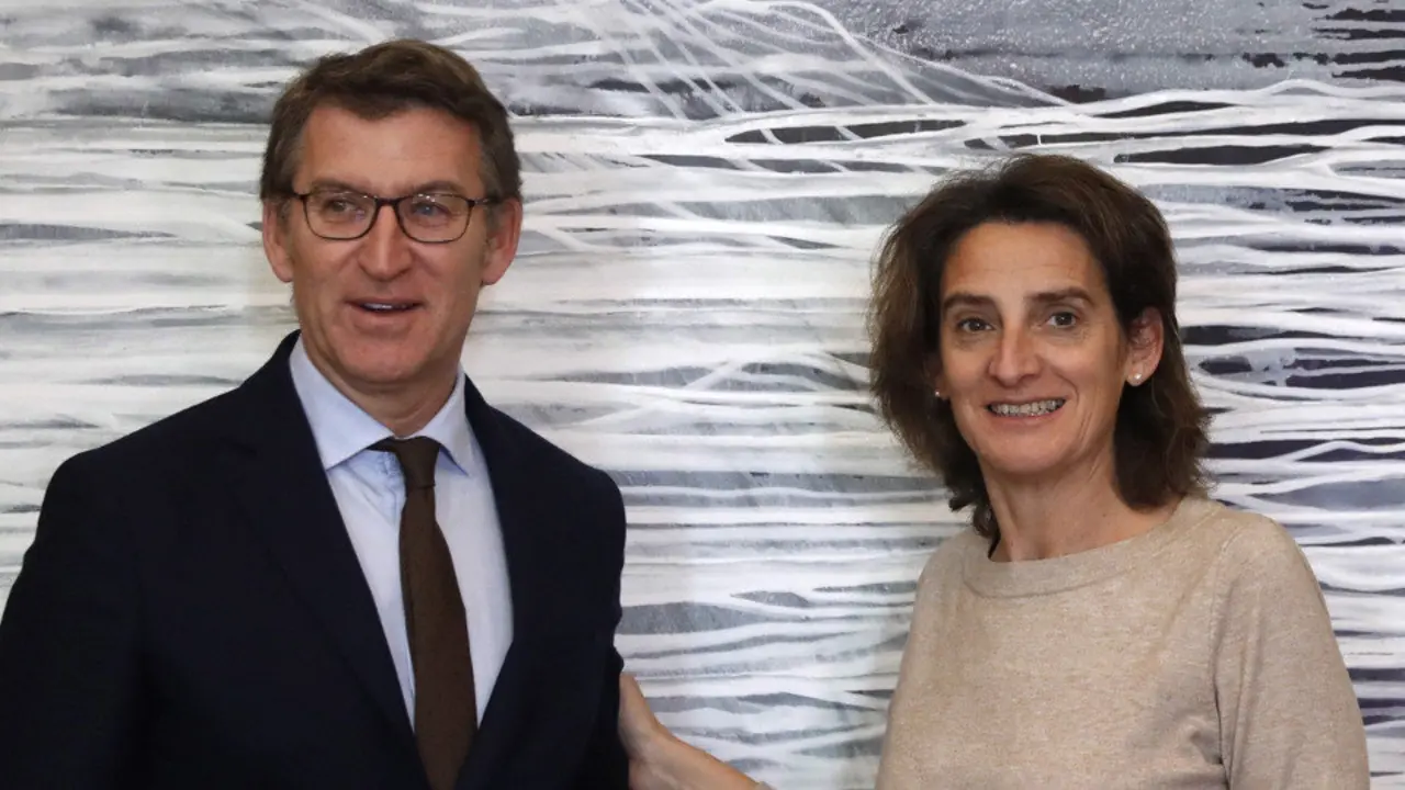 Alberto Núñez Feijóo y Teresa Ribera, en una imagen de archivo tomada tras una reunión entre ambos. JAVIER LIZÓN (EFE)