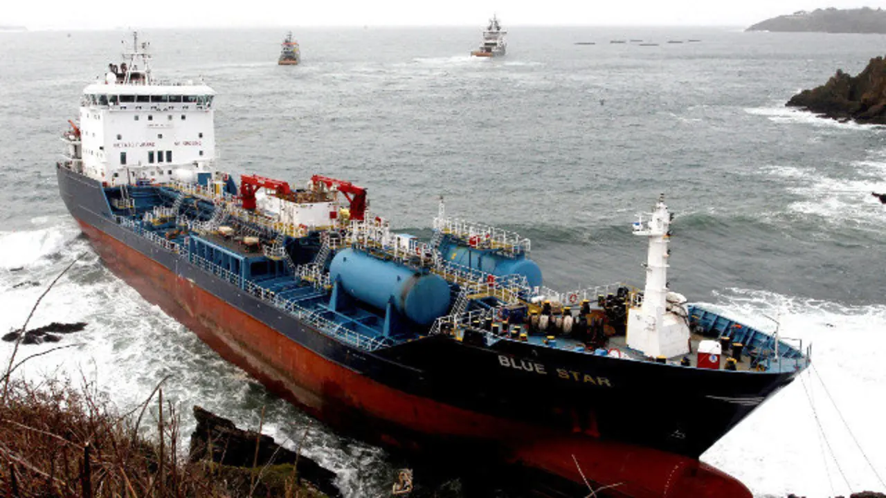 Primeiro intento de remolque do Blue Star. KIKO DELGADO (EFE)