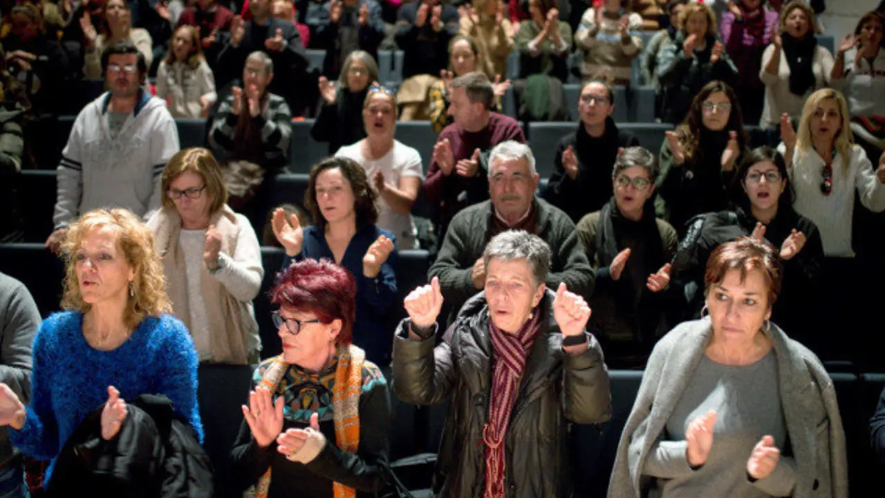 Momento da reunión convocada pola plataforma SOS Sanidade Pública. BRAIS LORENZO (EFE)