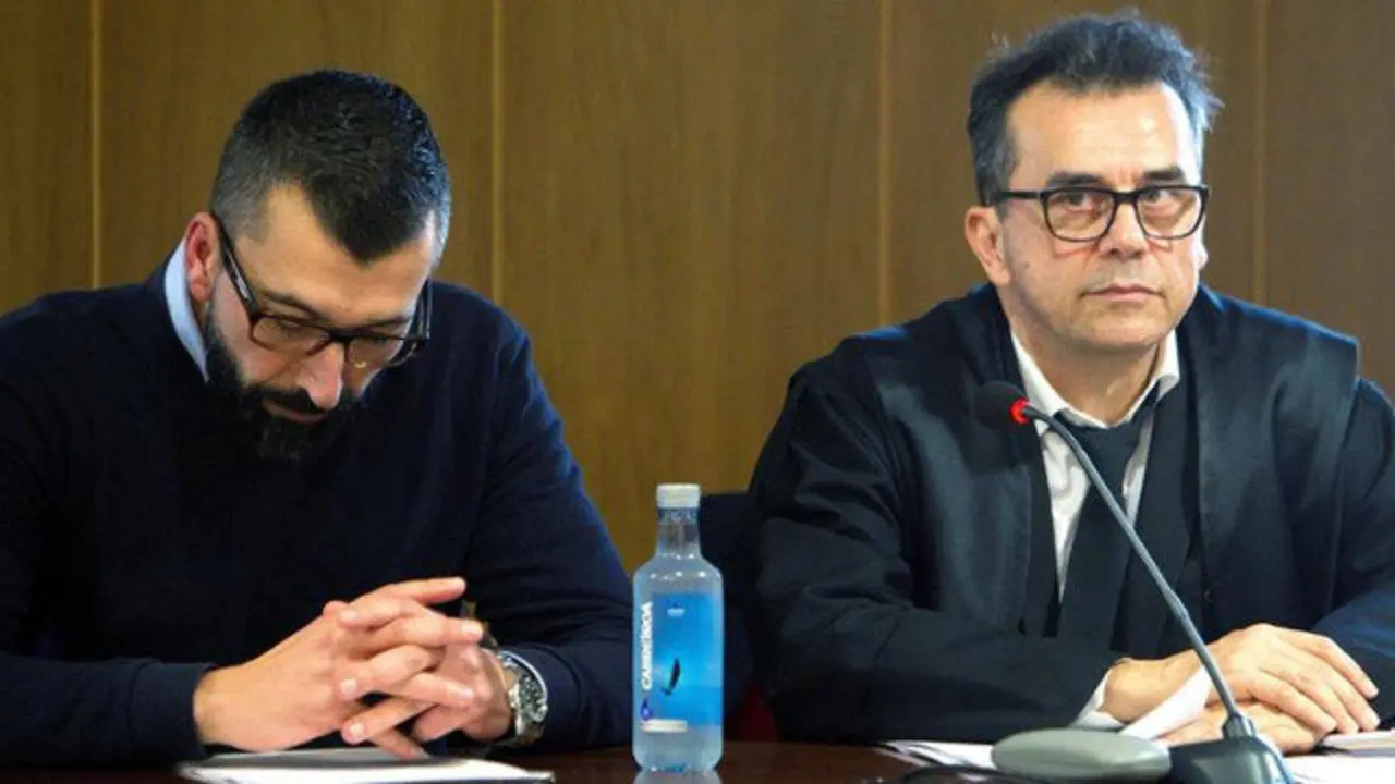 C&eacute;sar A.O., durante el juicio, junto a su abogado. SALVADOR SAS (Efe)