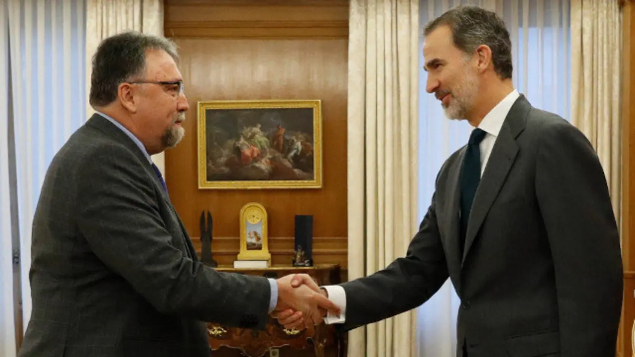 El diputado de Foro Asturias Isidro Martínez Oblanca y el Rey, este martes. EFE