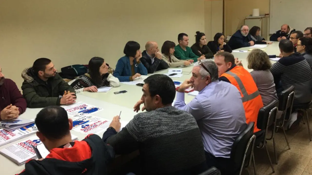 Reunión entre os membros do BNG e os traballadores de Alcoa. TWITTER
