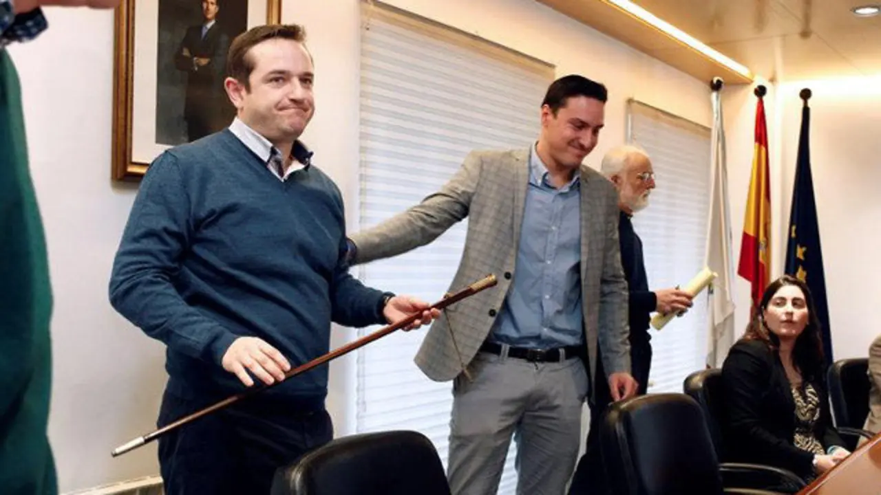 O edil Juan Domingo de Deus recibe o bastón de mando de Mugardos. KIKO DELGADO (Efe)