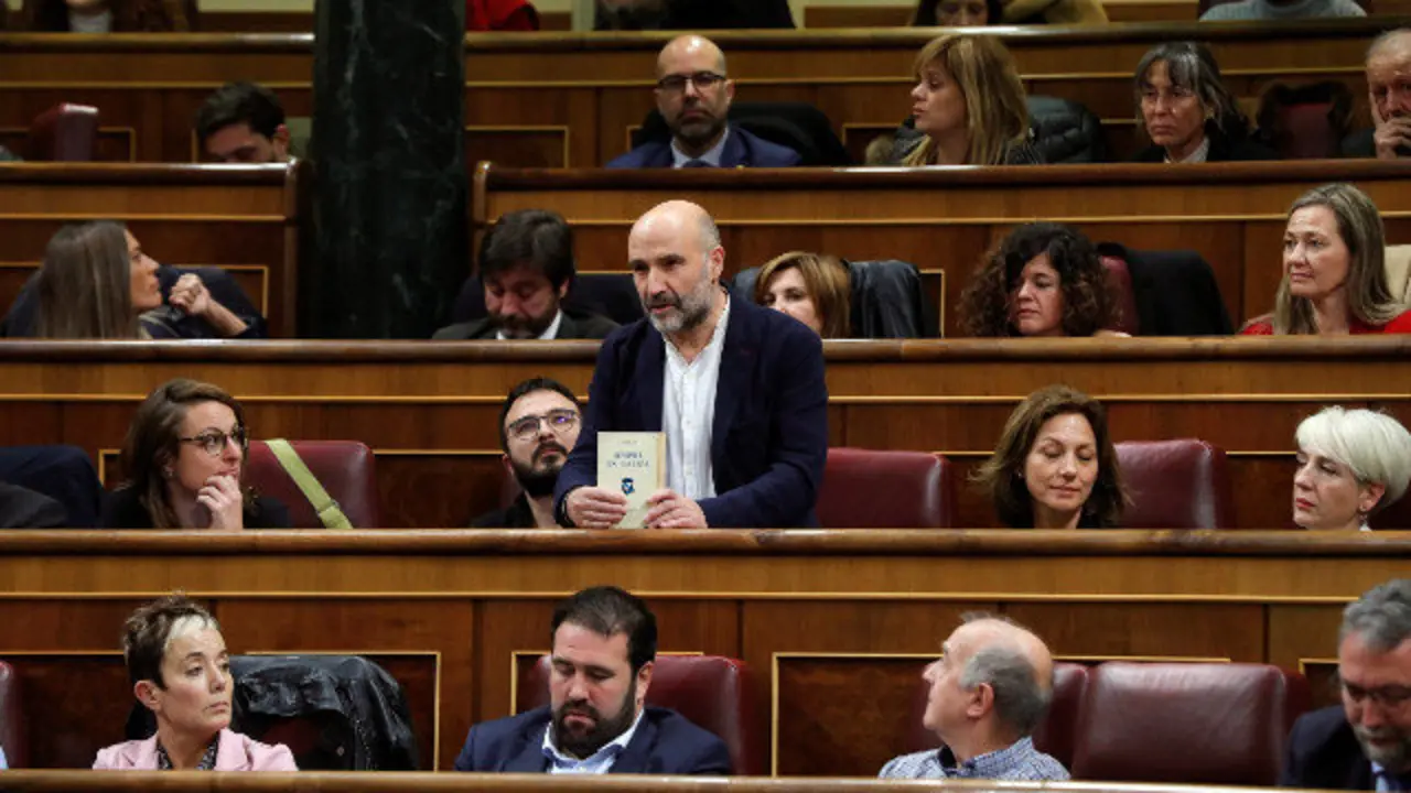 El diputado del BNG en el Congreso, Néstor Rego, prometiendo el cargo. EFE