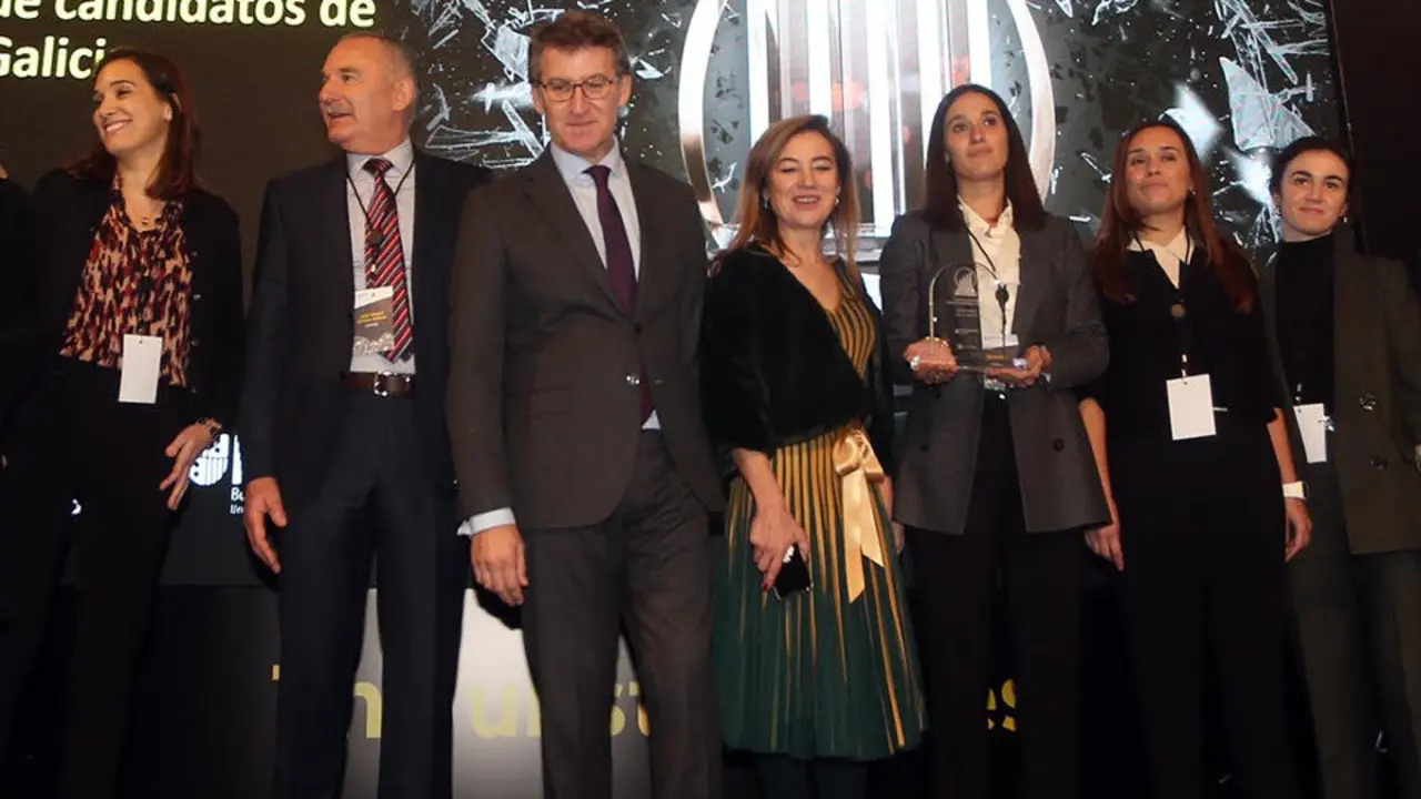 Raquel Cortizo, su padre, José Manuel Cortizo; Feijóo, Fernández Currás y Yaiza, Naira y Miriam Cortizo. PEPE FERRÍN (AGN)