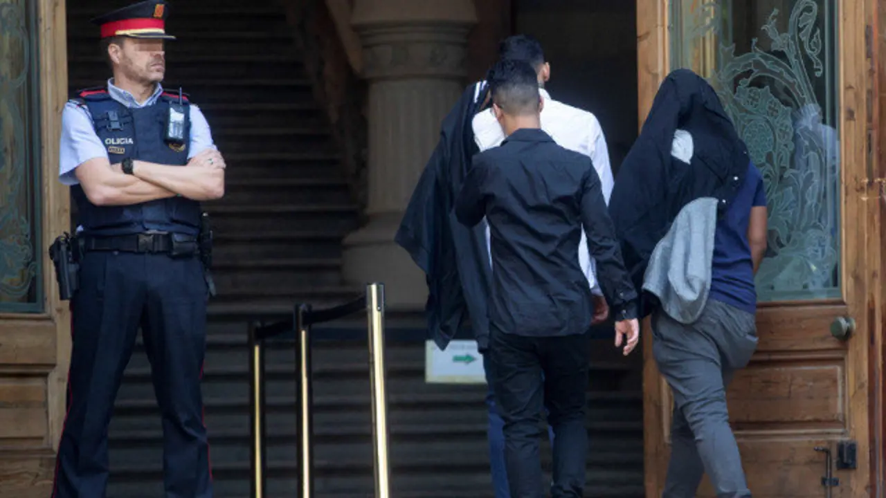 Tres de los siete juzgados, entrando en la Audiencia en una de las jornadas del juicio. ARCHIVO