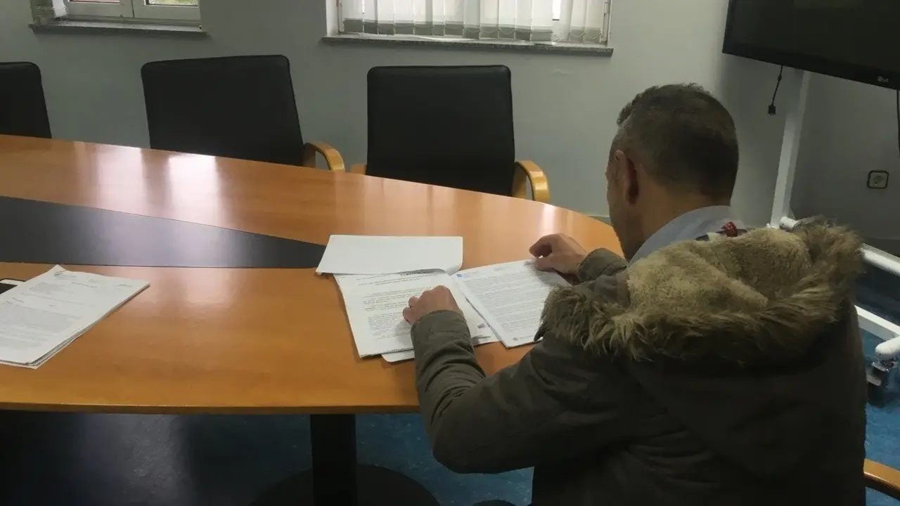 El afectado muestra las comunicaciones que le envió la Xunta. P.V.