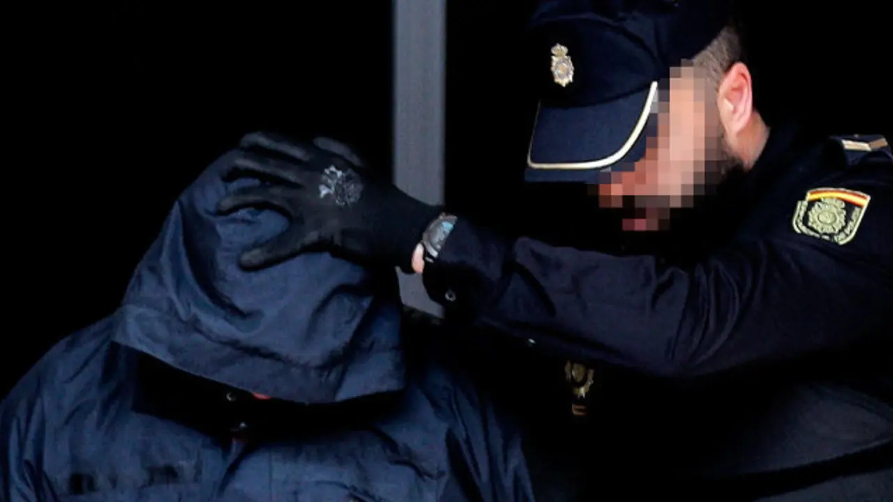 Un agente de Policía conduce a Manuel, Jorge Ignacio P. fuera de los juzgados.MANUEL BRUQUE (Efe)