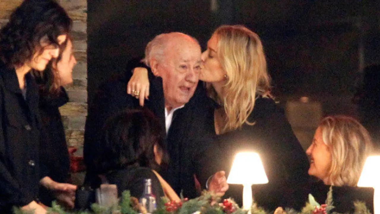 Marta Ortega besa a su padre, Amancio Ortega durante la velada.CABALAR (Efe)
