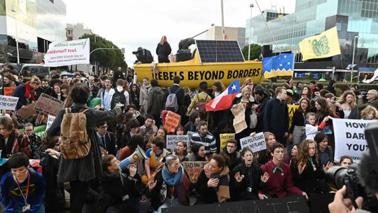 Varios manifestates  de la plataforma 'Fridays for future' se concentraron este viernes en la Cumbre del Clima.FERNANDO VILLAR (Efe)