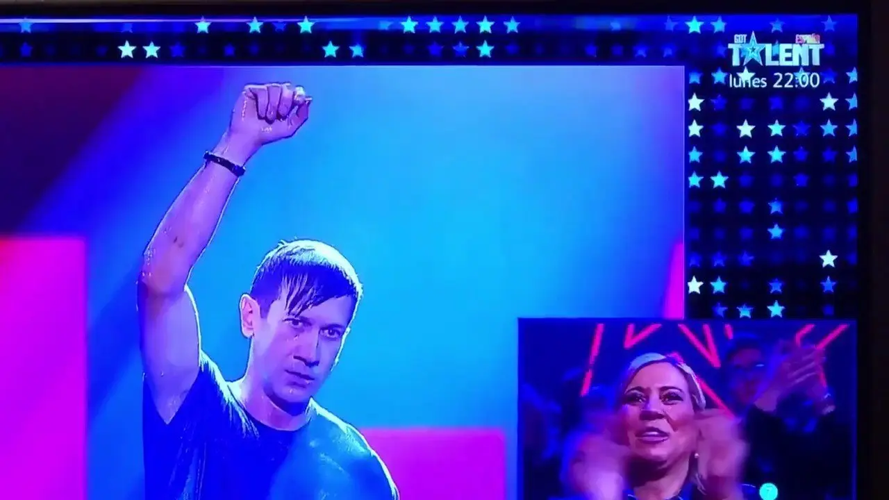 Volta alza el puño como gesto de triunfo nada más salir de la urna. DP