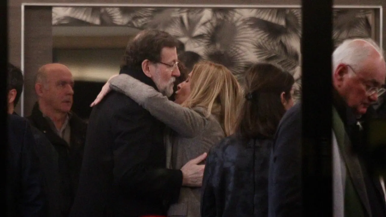 Numerosos amigos arroparon a las familias Rajoy y Millán. RAFA FARIÑA
