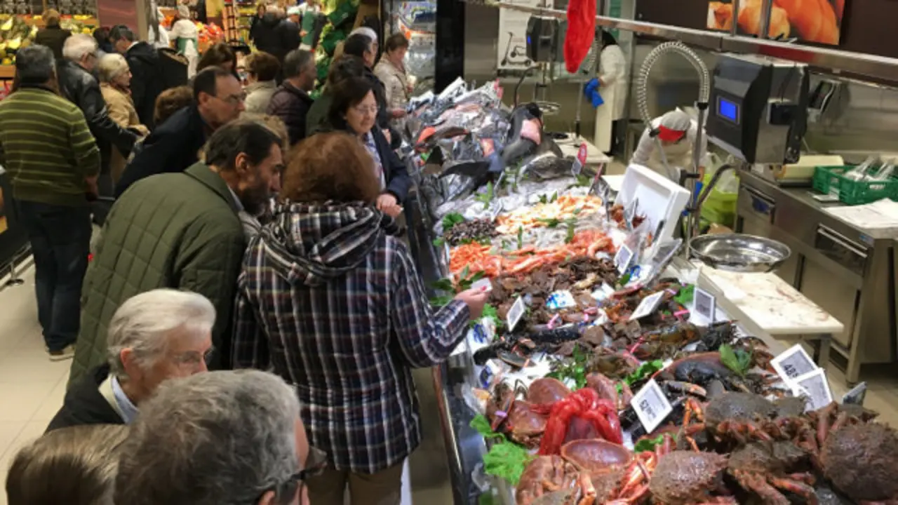 Pescadería nun supermercado Gadis. EP