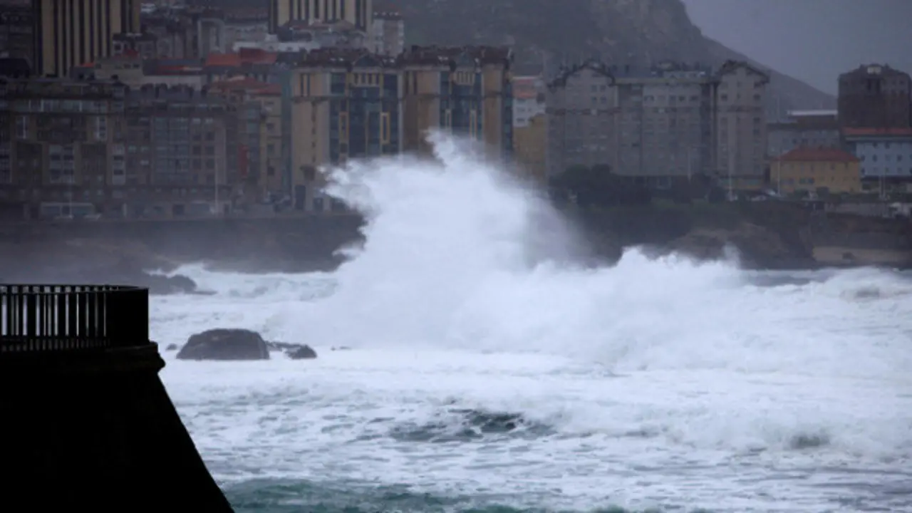 Olas hace unos días en A Coruña. EFE